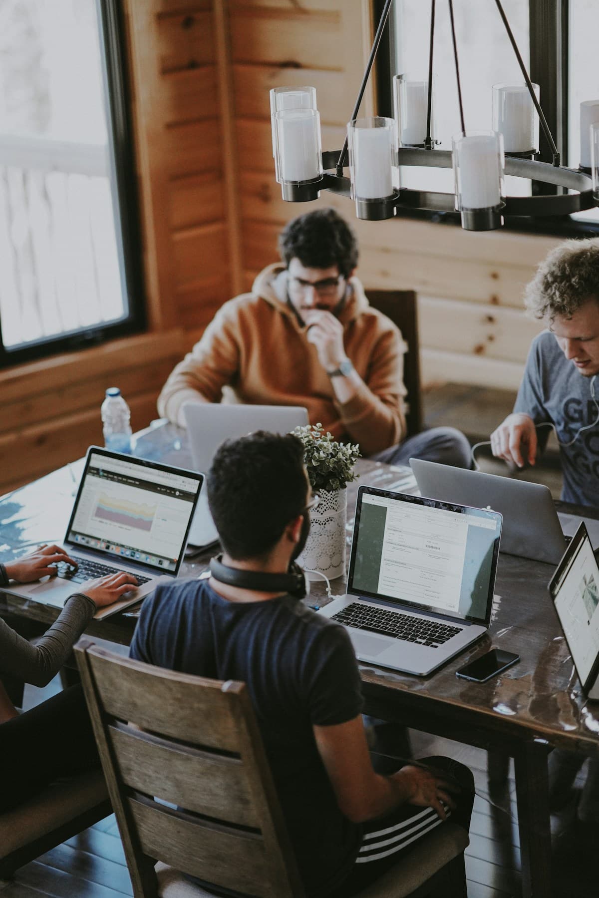 Groupe de personnes réuni autour d’une table de travail