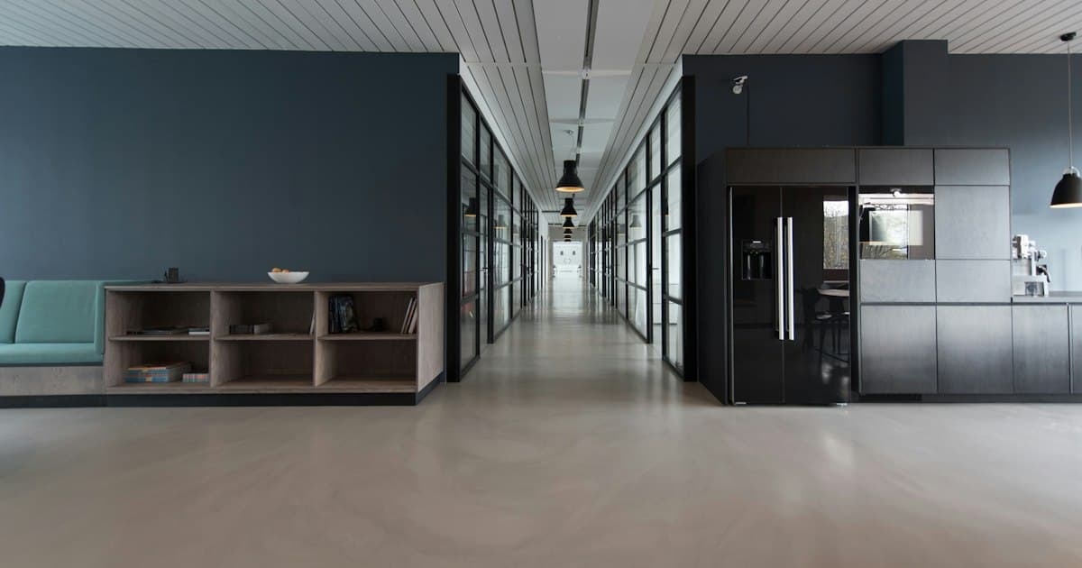 Intérieur de bureaux avec un couloir et des espaces de travail