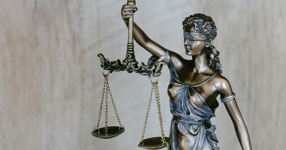 Statue de la Justice tenant une balance