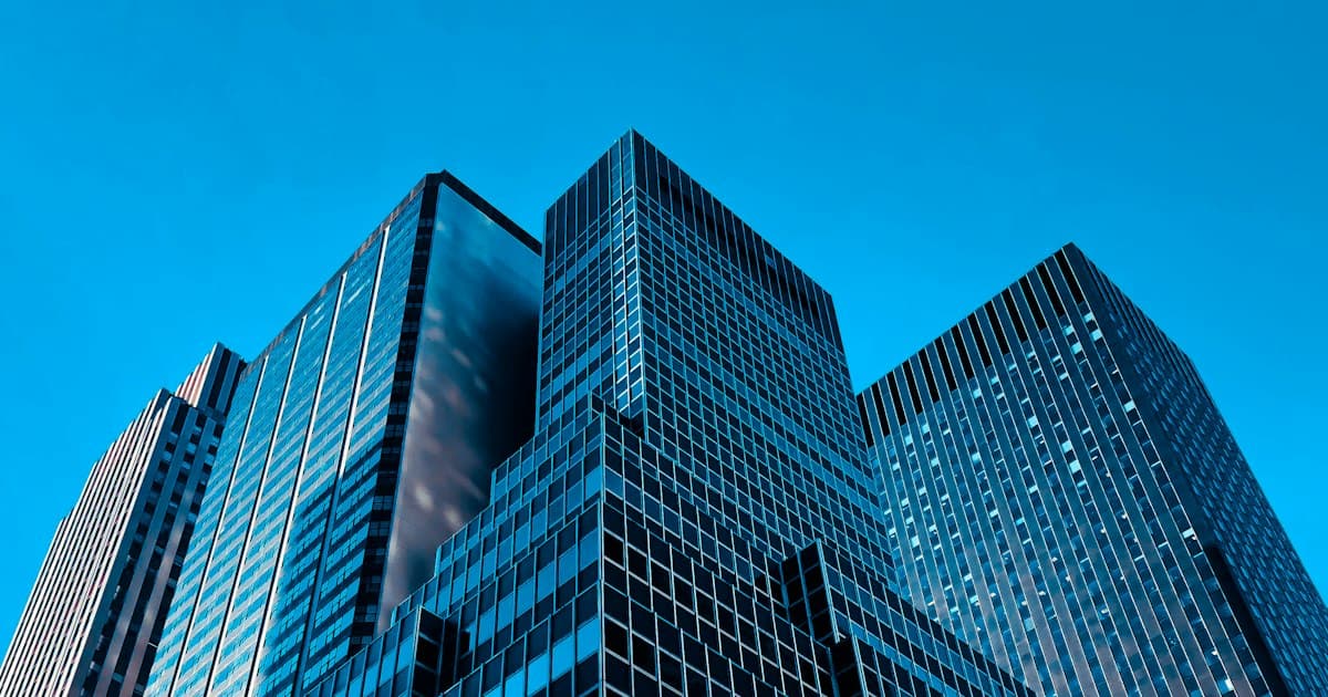 Façades vitrées d’immeubles de bureaux sous un ciel bleu