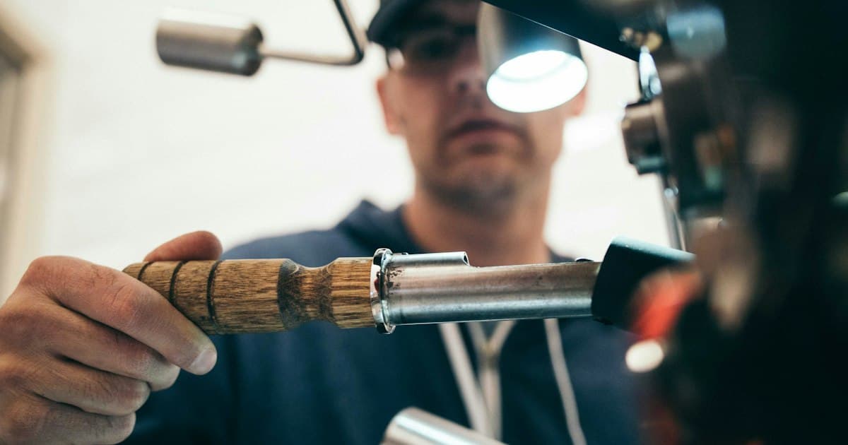 Personne regardant à travers un appareil optique