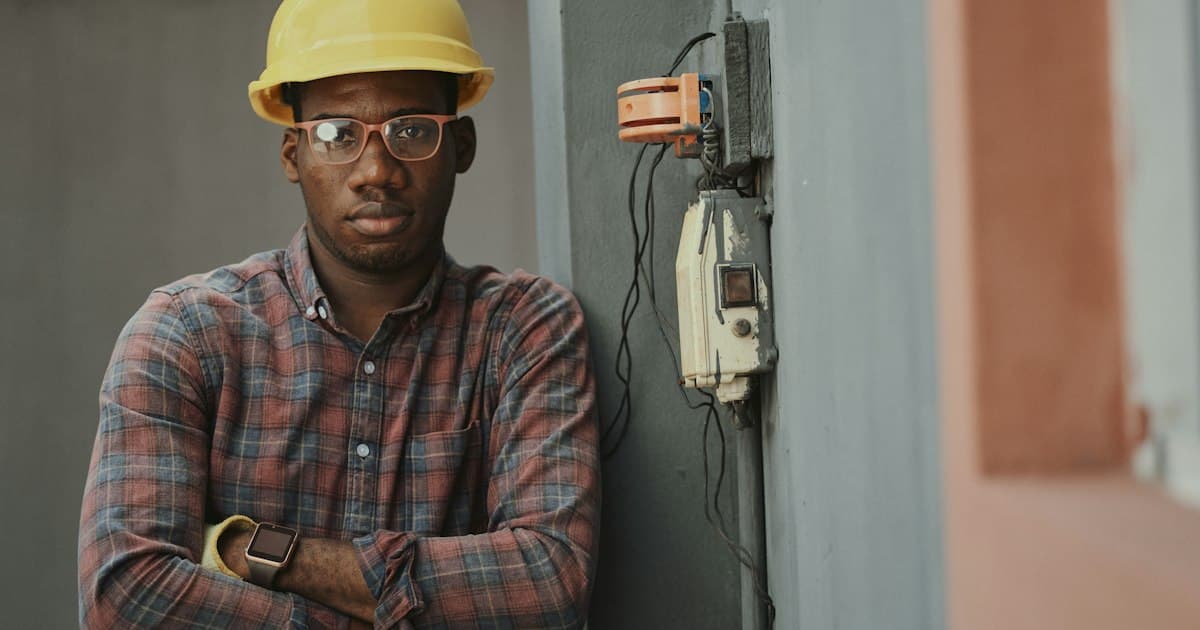 Professionnel portant un casque près d’une installation électrique