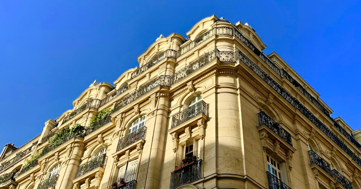 Façade d’un immeuble ancien sous un ciel bleu