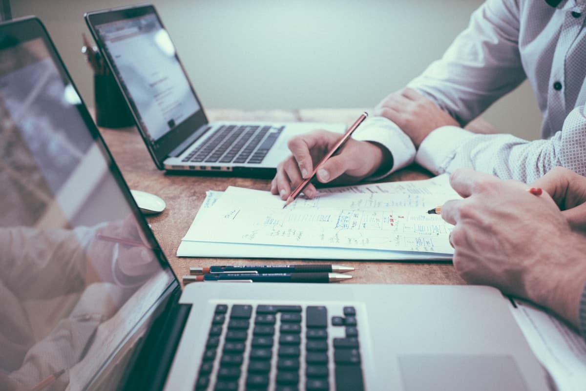 Planning, notes et ordinateur pour suivre des échéances