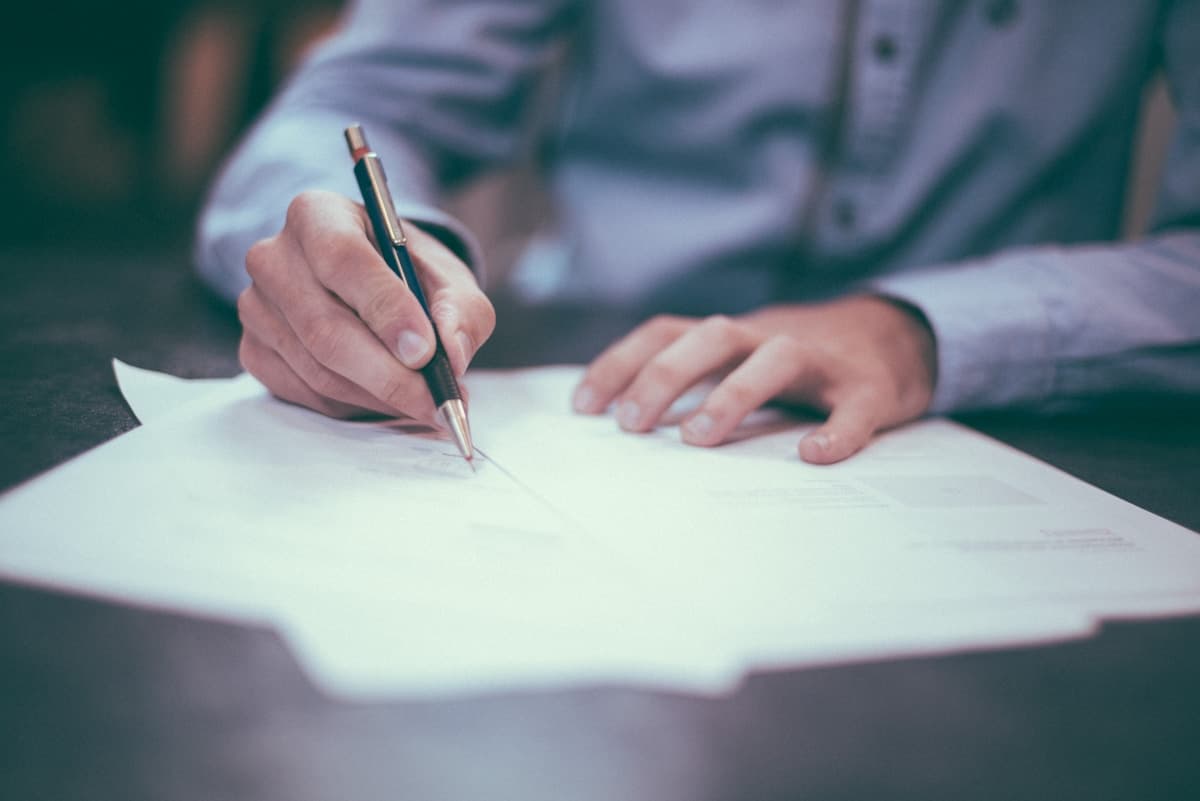 Documents techniques et dossier d’immeuble sur un bureau