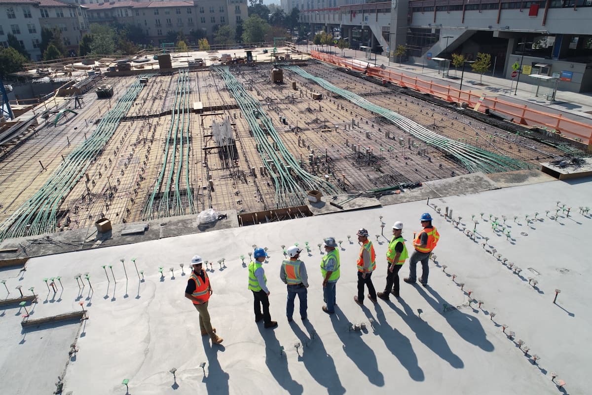 Chantier avec échafaudages et engins de travaux
