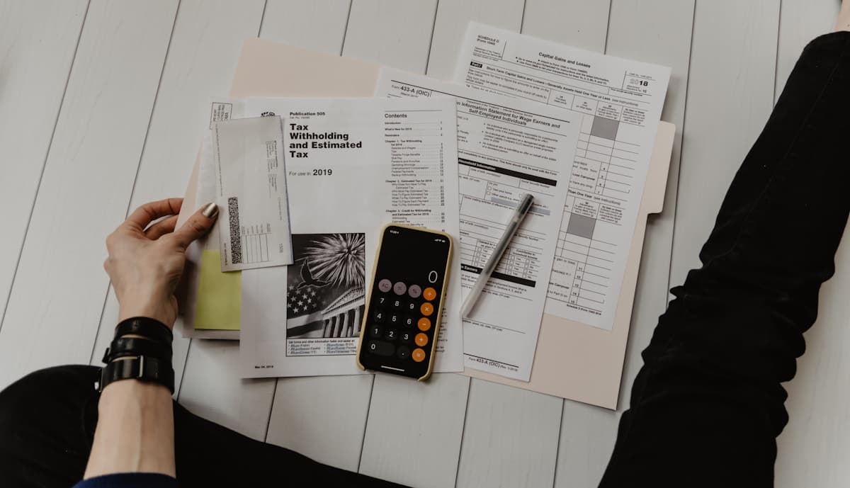 Documents de suivi financier et calculatrice