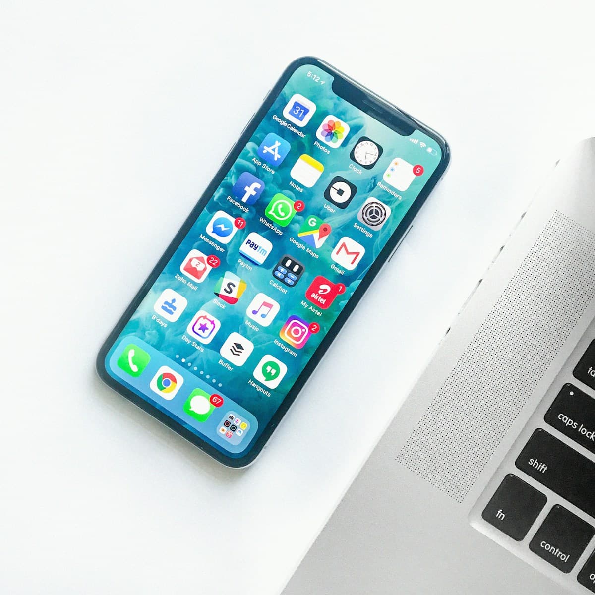 Smartphone tenu en main, écran allumé