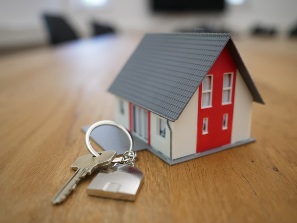 Clés de logement posées sur un contrat immobilier