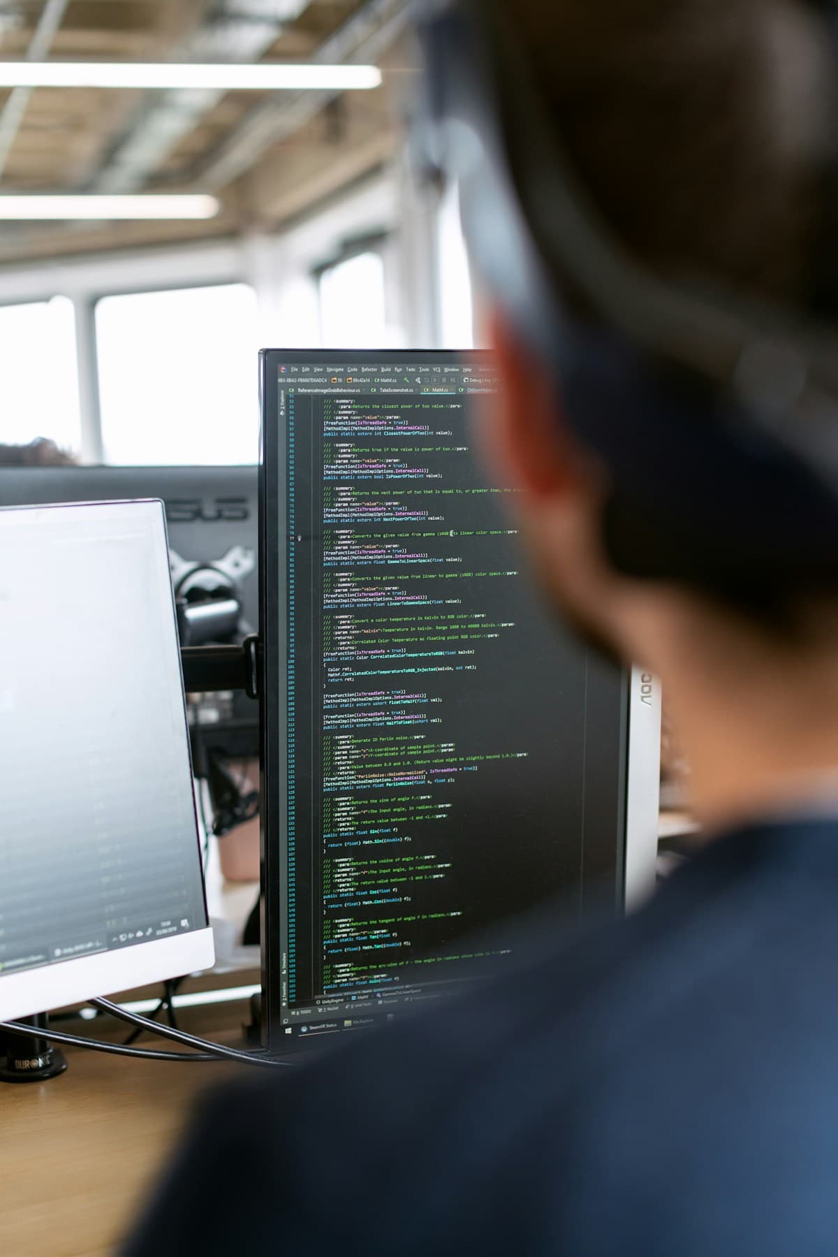 Technicien inspectant un équipement collectif